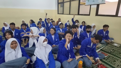 Siswa-siswi SMK 1 Barunawati yang sedang menyimak pemaparan Priska. Sumber gambar: Dok. Pribadi.