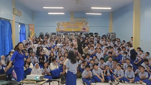 Salah satu potret kegiatan interaktif salah satu siswi yang maju ke depan kelas untuk mempraktikkan public speaking. Dok. Pribadi.