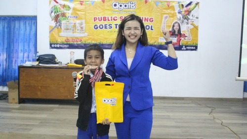 Coach Priska Sahanaya bersama siswa dengan poin tertinggi selama sesi workshop. Sumber gambar: Dok. Pribadi.