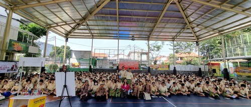 Foto kebersamaan Coach Priska Sahanaya dan guru-guru beserta siswa-siswi SMP Katolik Sang Timur