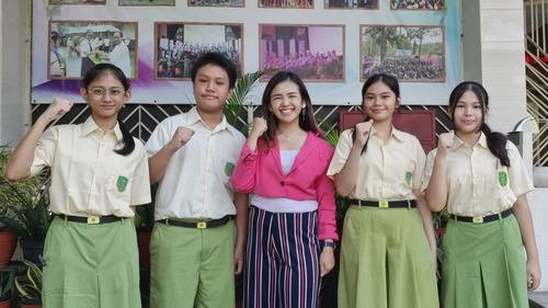 Foto bersama Coach Priska Sahanaya dan siswa-siswi SMP Katolik Sang Timur. Sumber gambar: Dok. Pribadi.