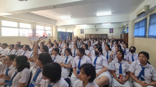 Peserta workshop public speaking di SMA Tarakanita 1 yang terlihat antusias dalam mengumpulkan poin. Sumber gambar: Dok. Pribadi.