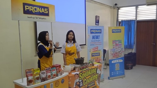 Kegiatan sesi memasak menggunakan produk sponsor Pronas di SMA Tarakanita 1. Sumber gambar: Dok. Pribadi.