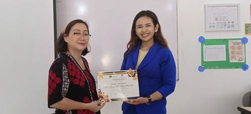 Penyerahan Sertifikat kepada Coach Priska Sahanaya dengan salah satu guru SD Golden Tree School (Sumber:dokumentasi pribadi)