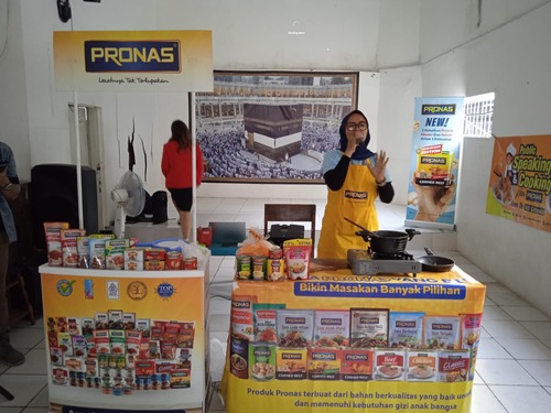 Stand Sponsor PRONAS di SMP Bhara Trikora pada Saat Sesi Memasak. Sumber : Dokumen Pribadi.