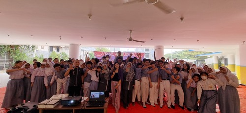 Coach Priska Sahanaya Menjelaskan Pentingnya Kepercayaan Diri dalam Public Speaking di SMK Bank Dagang Negara