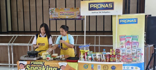 Salah satu siswi SMP Tarsisius 2 yang sedang memasak bersama Pronas. Sumber : Dokumen Pribadi.