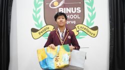 Inisiatif Siswa BINUS SCHOOL Simprug Daur Ulang Spanduk Bekas untuk Kebutuhan Anak Sekolah di Sumba, NTT