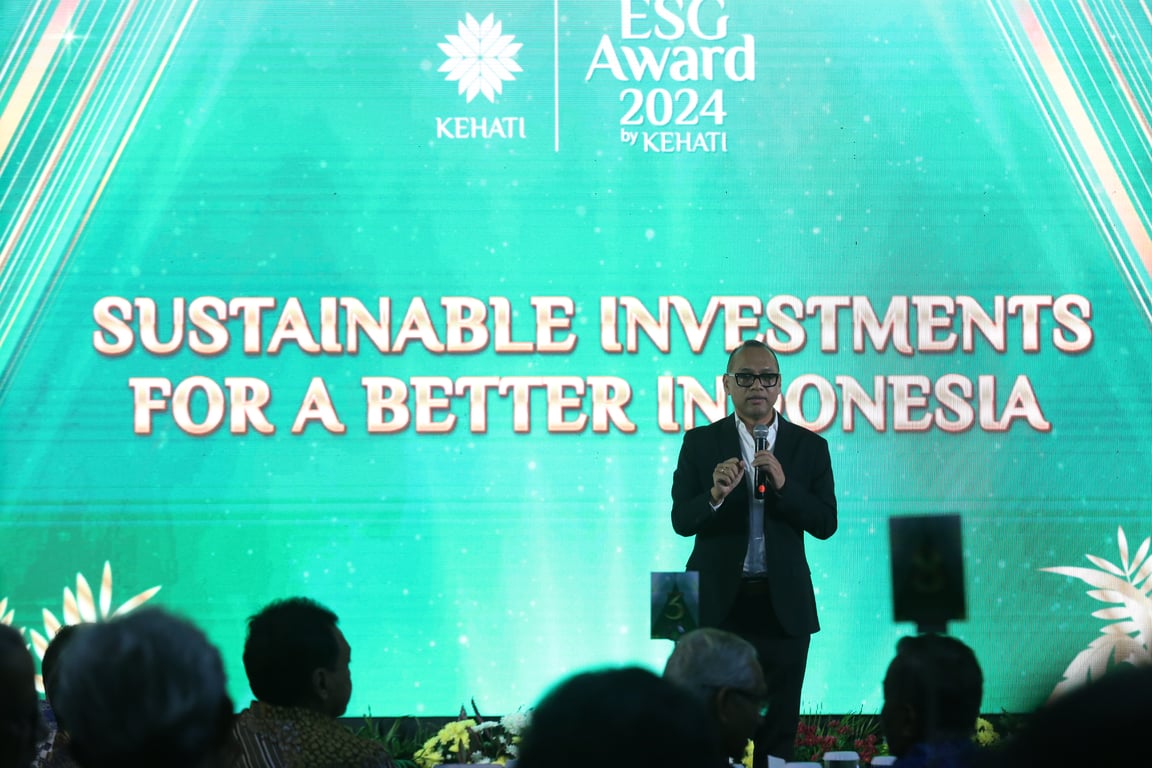 Direktur Eksekutif Yayasan KEHATI Riki Frindos memberikan sambutan pada malam penganugerahaan ESG Award 2024 by KEHATI di Jakarta (30/7). Acara ini merupakan kedua kalinya setelah yang pertama pada tahun 2023. Terdapat 13 perusahaan dari 3 kategori penghargaan yang diberikan