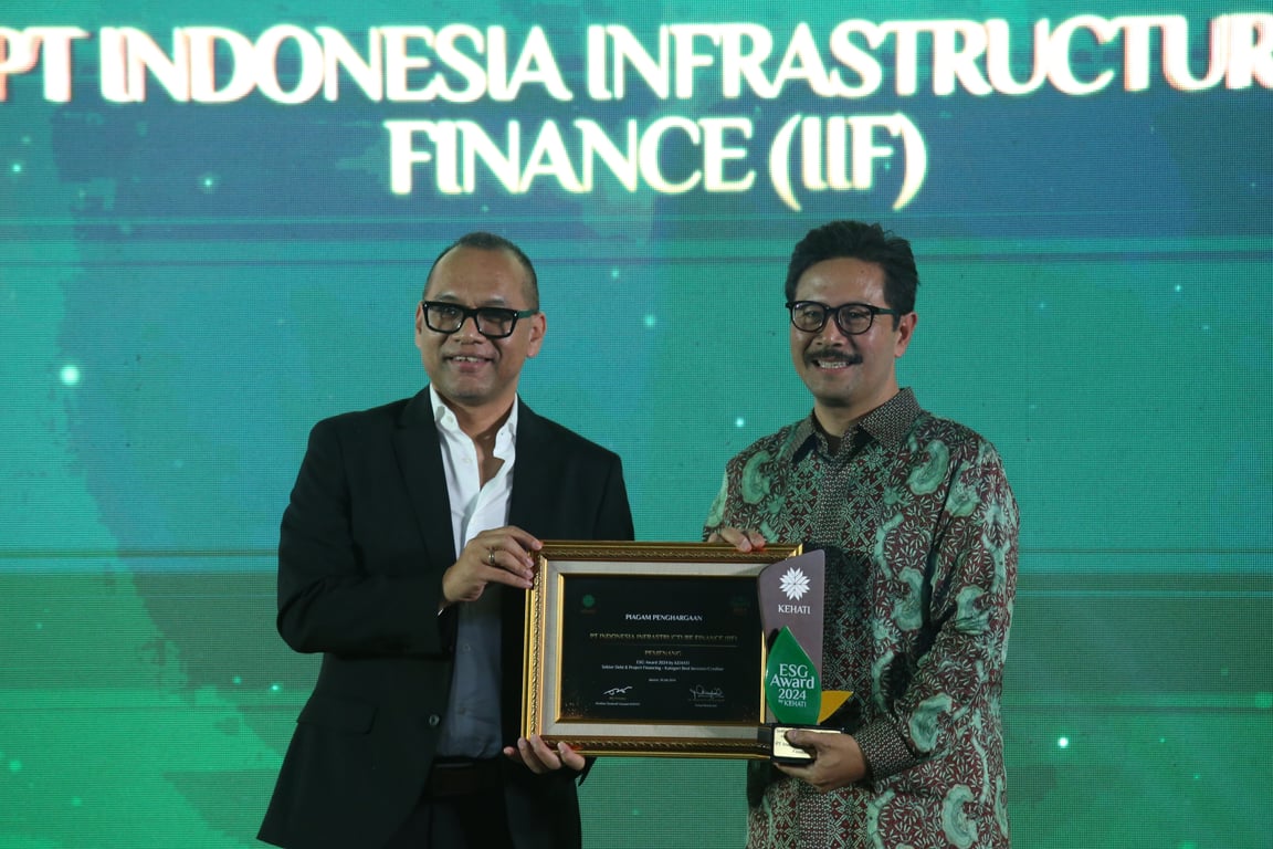 Direktur Eksekutif Yayasan KEHATI Riki Frindos memberikan penghargaan Kategori Best Investror/Creditor pada PT Indonesia Infrastructure Finance (IFF) pada malam penganugerahaan ESG Award 2024 by KEHATI di Jakarta, 30 Juli 2024