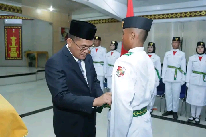 Pj . Bupati Lampung Utara  Mengukuhkan  Paskibraka  Kabupaten Lampung Utara  Tahun  2024