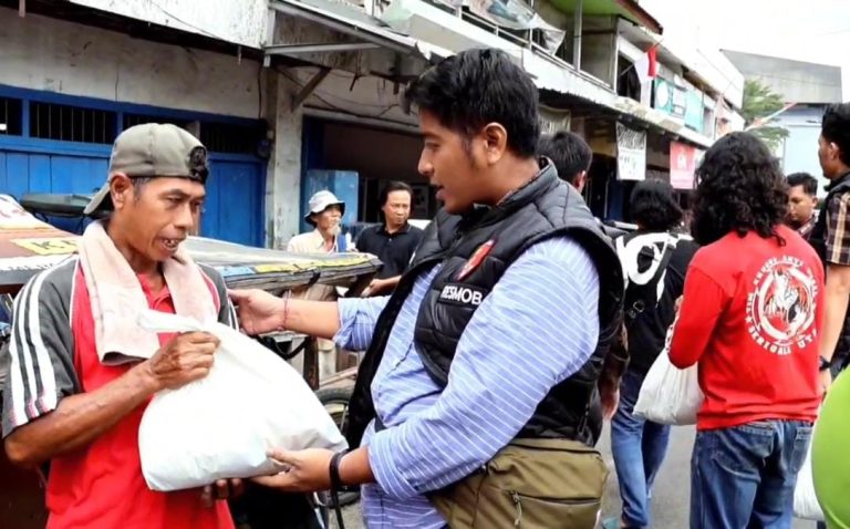 Tekab 308  Polres Lampung Utara  Berbagi Bansos Kepada Para  Tukang Becak