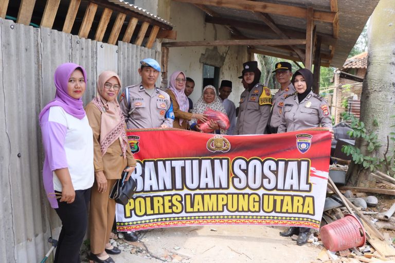 Polres Lampung Utara Kembali  Bagikan  Bantuan Sosial  Kepada  Masyarakat