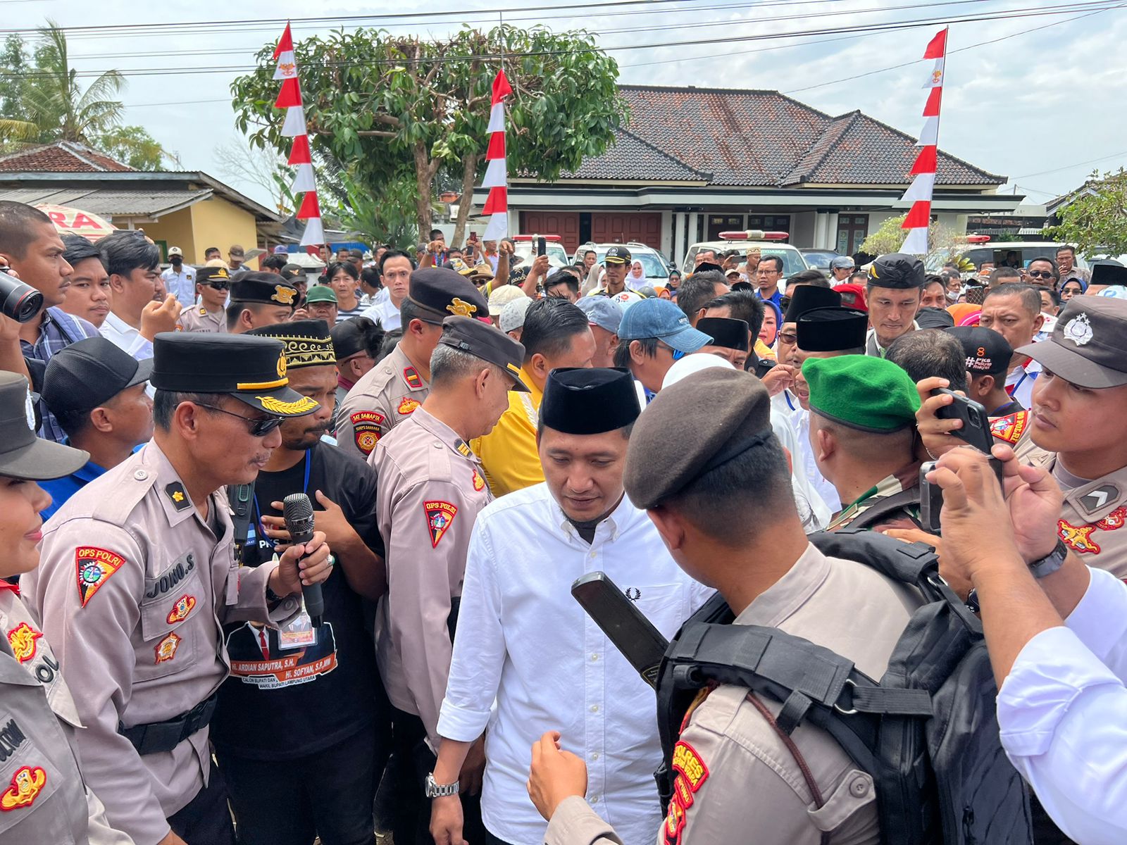 Amankan Hari Terakhir Pendaftaran Calon Bupati dan Wakil Bupati, Polres Lampung Kembali Kerahkan Personel Pengamanan