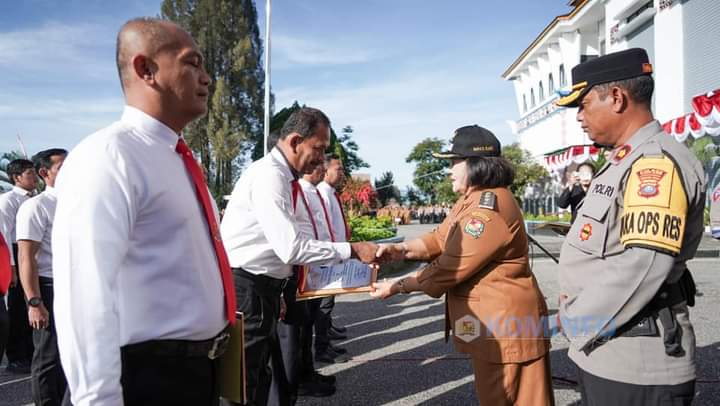 Bupati Karo Serahkan Penghargaan kepada Satreskrim Polres Tanah Karo dalam Acara Apel Gabungan