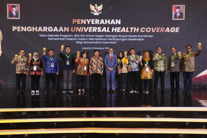 Bupati Karo Terima Penghargaan Universal Health Coverage (UHC) 2024