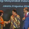 Bupati Karo Terima Penghargaan Universal Health Coverage (UHC) 2024