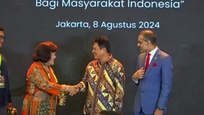 Bupati Karo Terima Penghargaan Universal Health Coverage (UHC) 2024