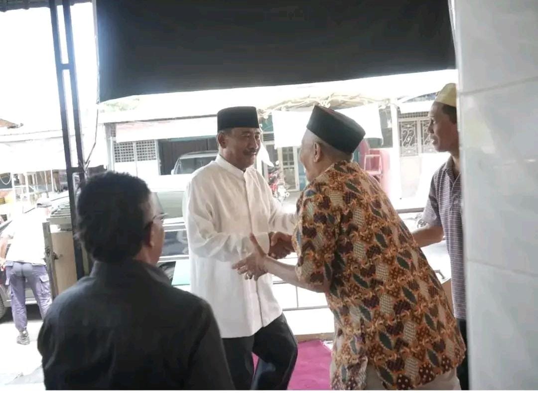 Melaksanakan Sholat Jumat di Masjid Al-Insyirah, Walikota Binjai Sekaligus Serahkan Dana Hibah