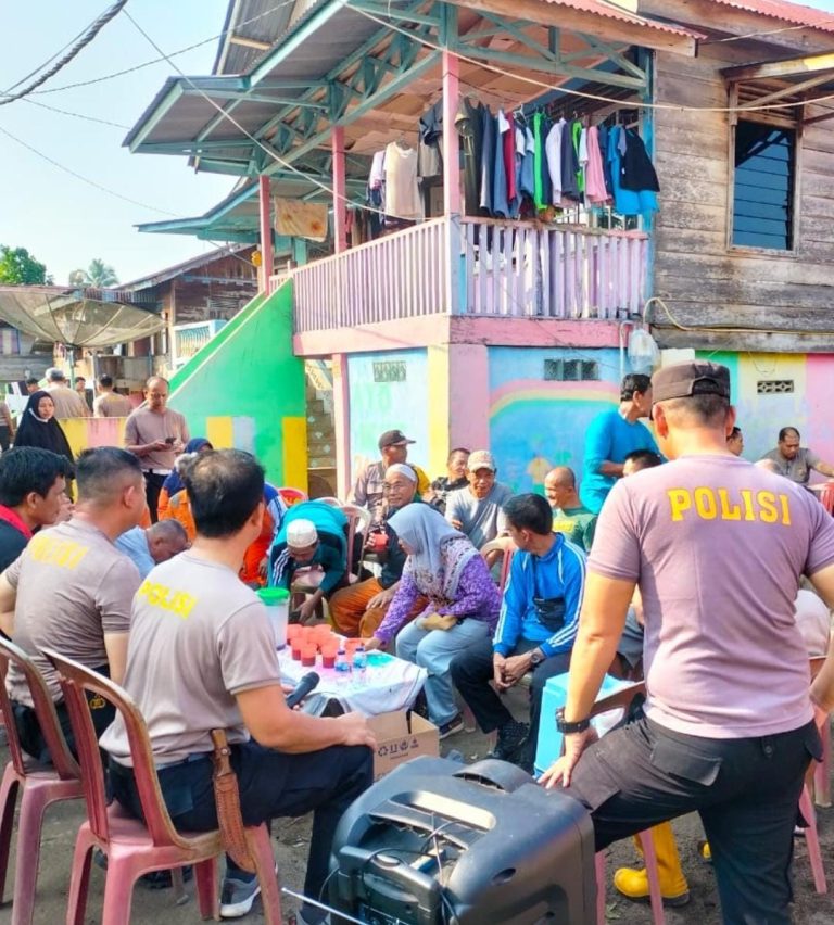 Kasat Binmas Polres PALI AKP Romi F. AR, M.H., Mengadakan Kegiatan Jumat Curhat di Desa Prambatan