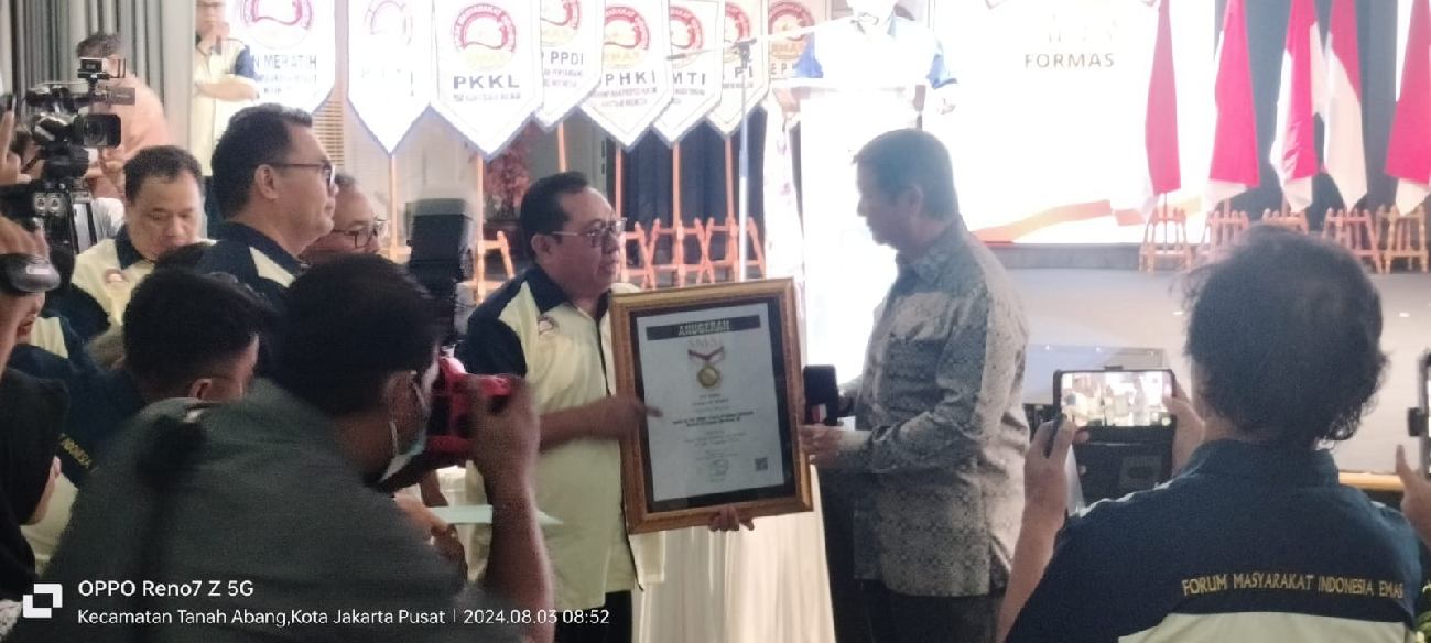 Prabowo Subianto Terima Pin Emas dari SMSI atas Dedikasinya Jaga Demokrasi