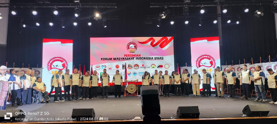 Prabowo Subianto Terima Pin Emas dari SMSI atas Dedikasinya Jaga Demokrasi