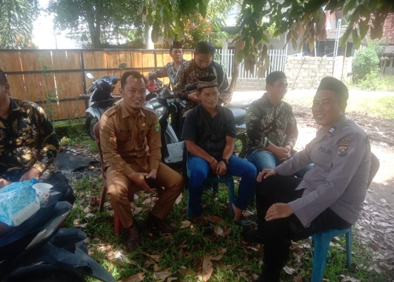 Kapolsek Penukal Abab AKP Ardiansyah, S.H., Bersama Anggota Bhabinkamtibmas, Melaksanakan kegiatan Jum’at Curhat di Desa Babat