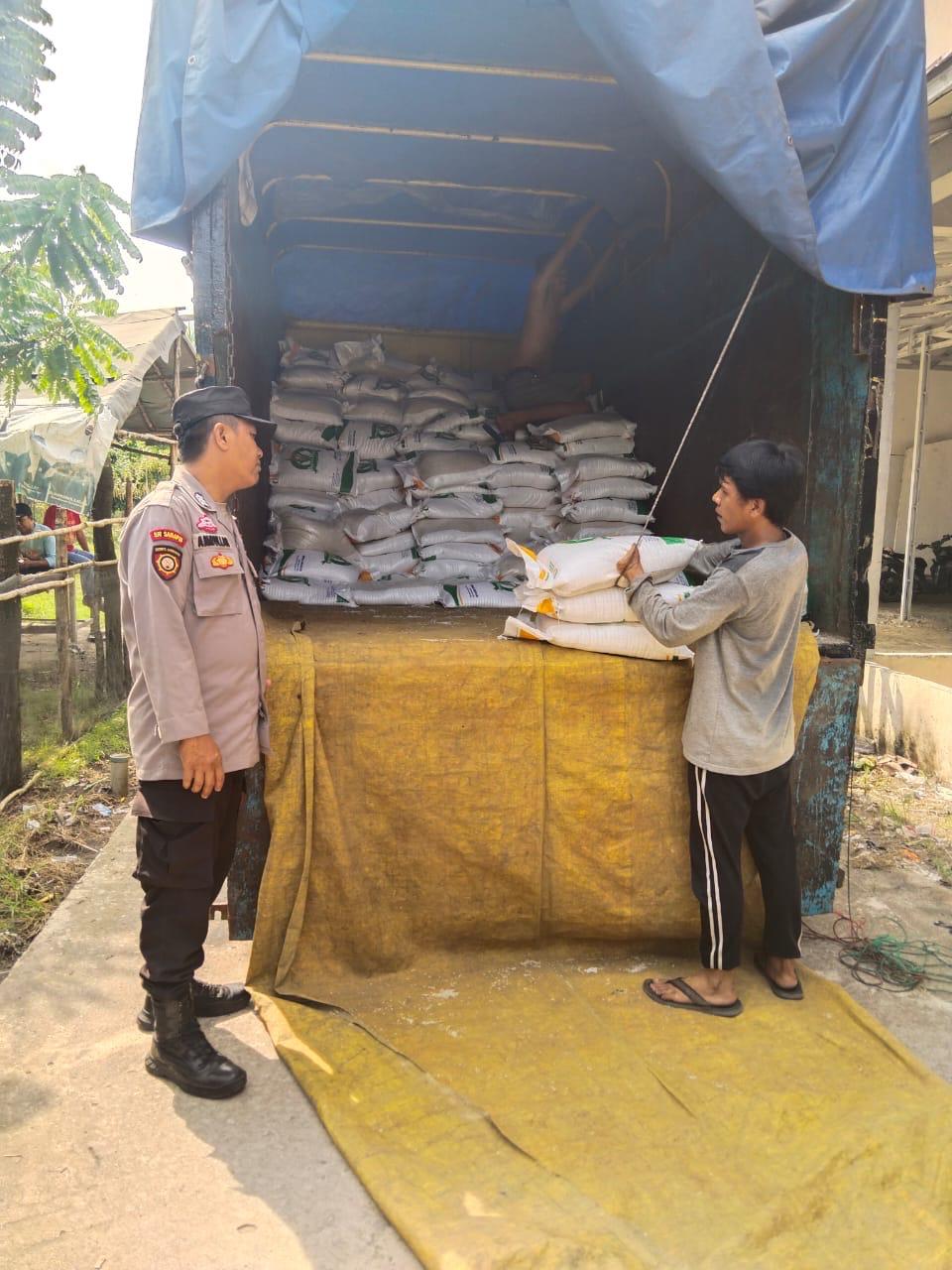 Polres PALI Mengawal kegiatan Pendistribusian Beras Cadangan Pangan Pemerintah di lima kecamatan Dalam Kabupaten PALI