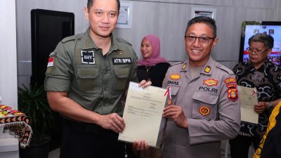 Pastikan Layanan Kementerian ATR/BPN Selalu Hadir, Menteri AHY Tinjau Layanan Tanah Akhir Pekan dan Serahkan Sertipikat Tanah Elektronik