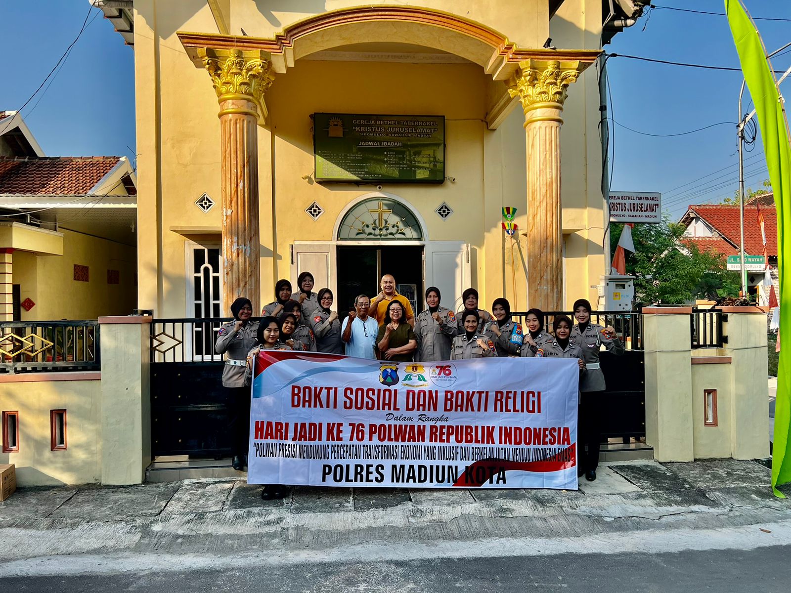 Peringati  HUT Polwan Ke 76, Polisi Wanita Polres Madiun Kota Gelar Baksos dan Bersih Bersih Tempat Ibadah