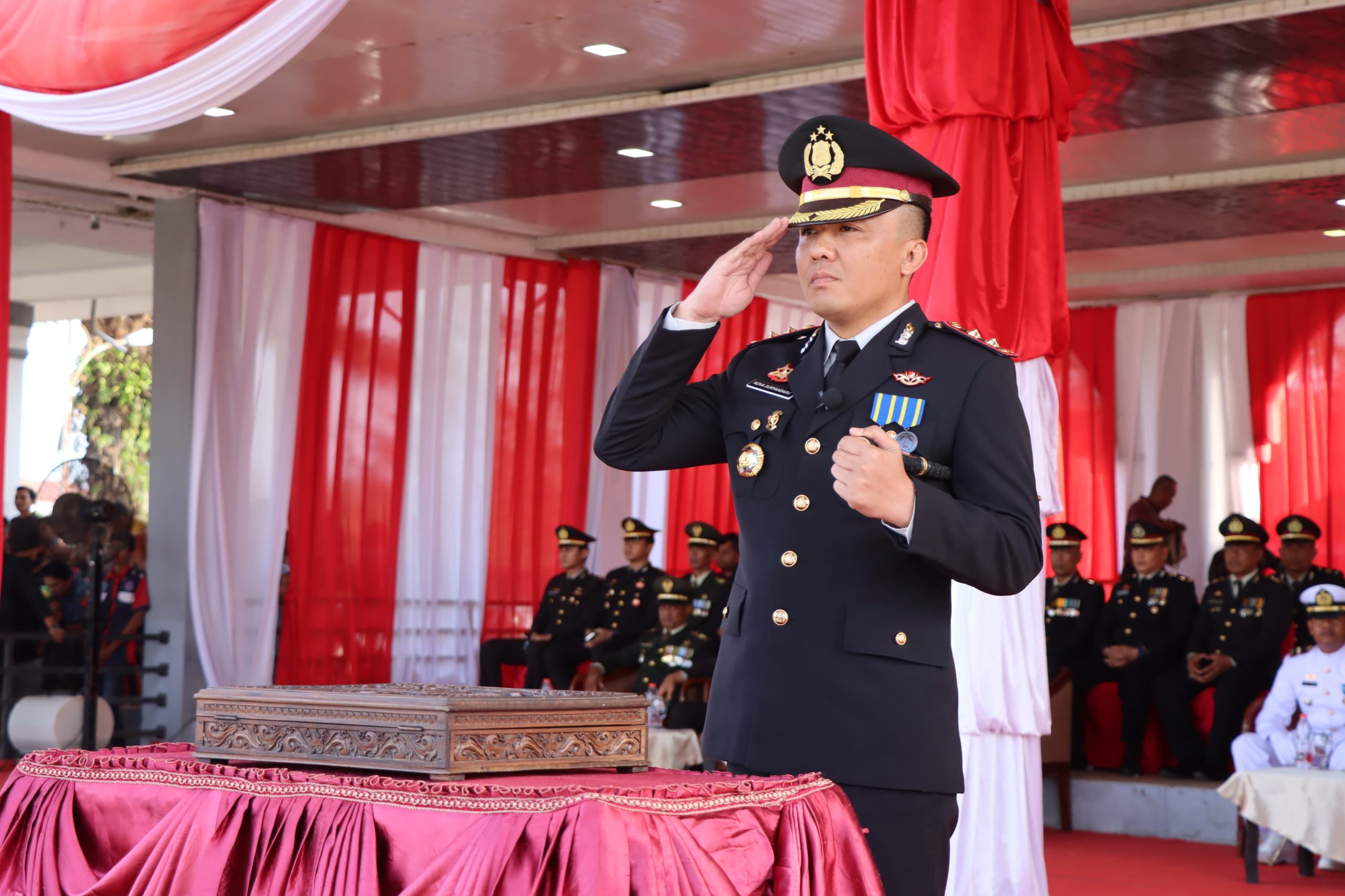 Kapolres Aceh Timur AKBP Nova Suryandaru, S.I.K. Menjadi Inspektur Upacara Penurunan Bendera Merah Putih