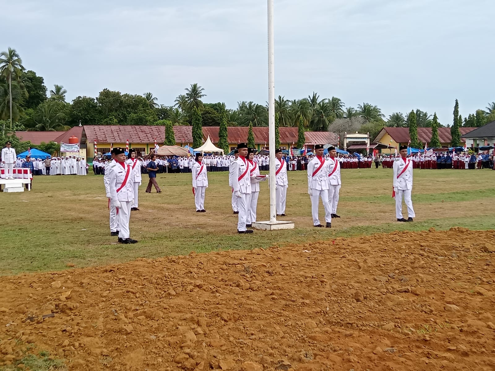 Muspika Darul Aman Gelar Upacara Bendera HUT RI ke-79 Di Lapangan Bola Kecamatan