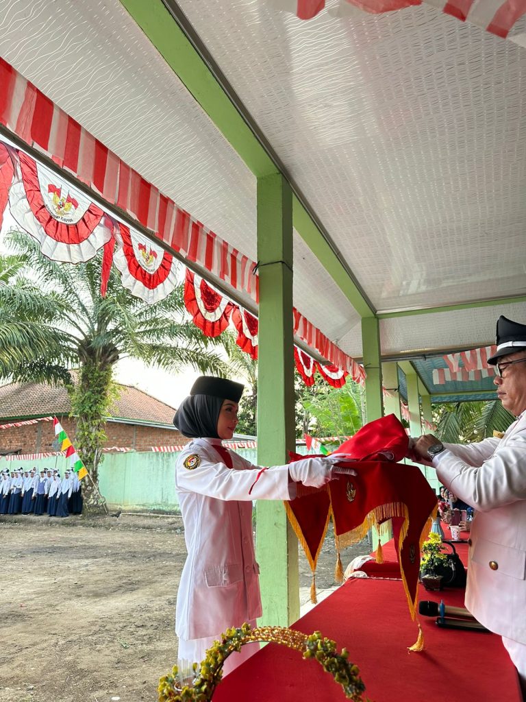 Penurunan Bendera Merah Putih Desa Air Itam Timur Berjalan Lancar Dan Khidmat