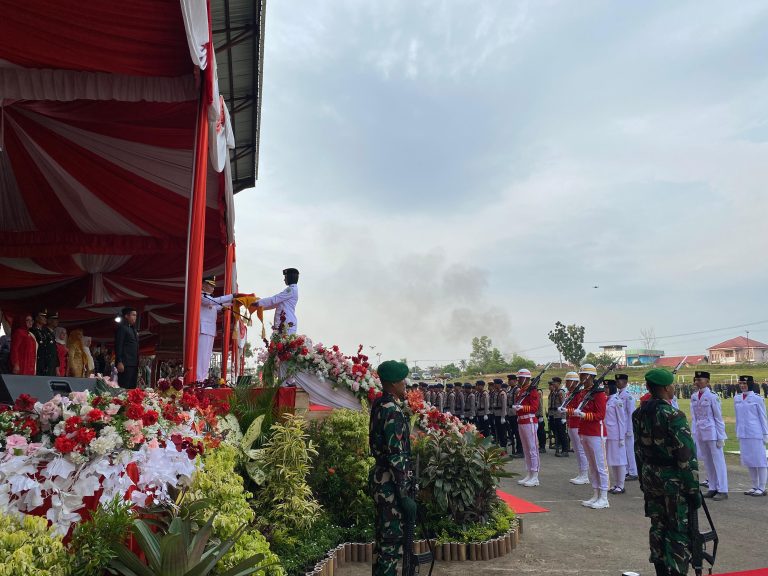 Polres PALI Turut Berpartisipasi Dalam Upacara Penurunan Bendera Merah Putih Yang Berlangsung Pada Sabtu Sore