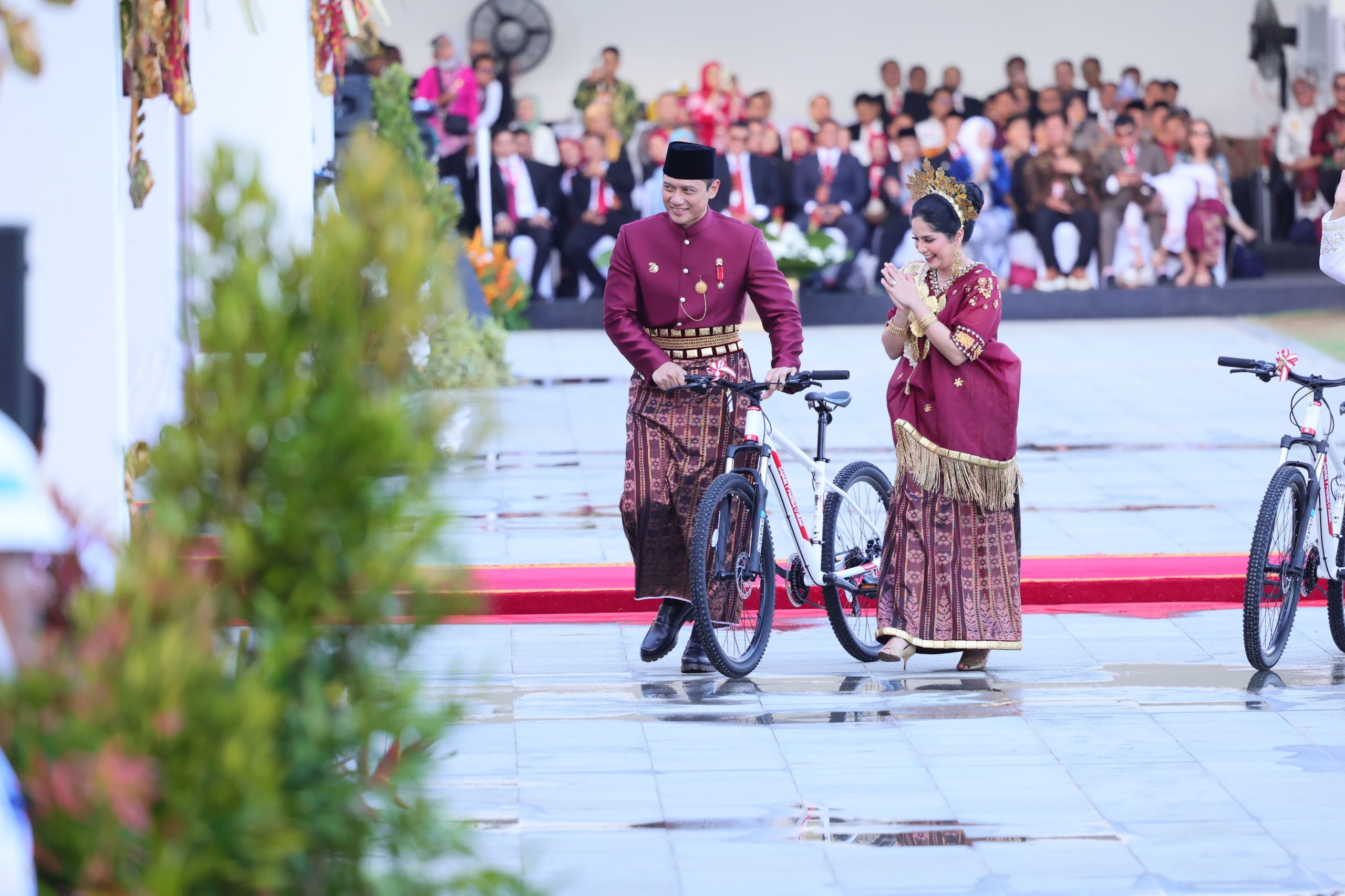 Menangkan Busana Adat Terbaik pada Upacara Penurunan Bendera Sang Merah Putih, Menteri AHY: Tradisi yang Baik untuk Lestarikan Budaya*