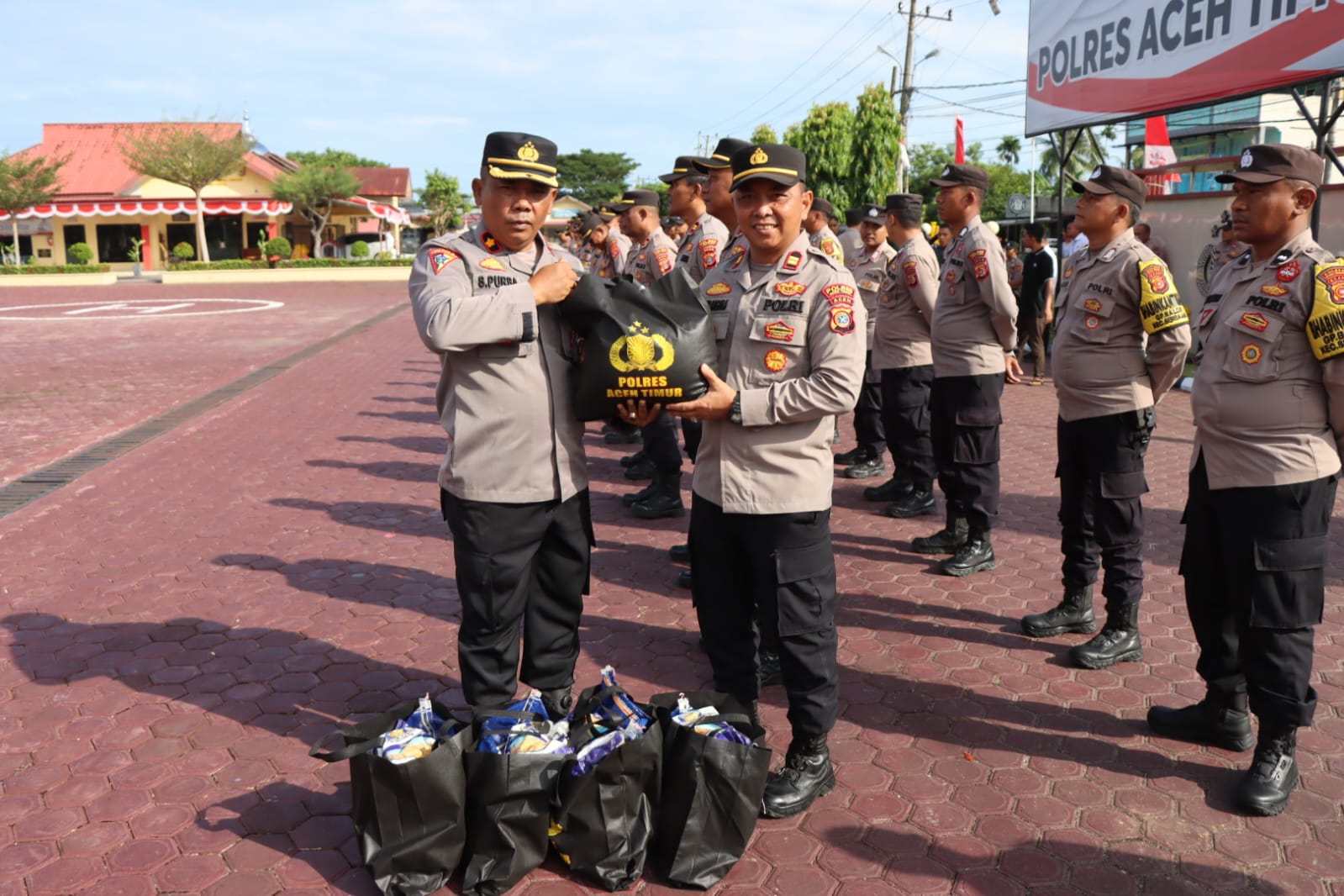 Polres Aceh Timur Gelar Bakti Sosial Bagikan 90 Paket Sembako Lewat Bhabinkamtibmas Dan Polisi RW