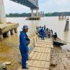 Jembatan Runtuh, Kapal Satpolairud Polres Muba Sigap Membantu Seberangkan Warga dan Anak Sekolah