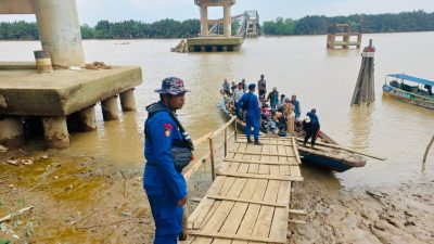 Jembatan Runtuh, Kapal Satpolairud Polres Muba Sigap Membantu Seberangkan Warga dan Anak Sekolah