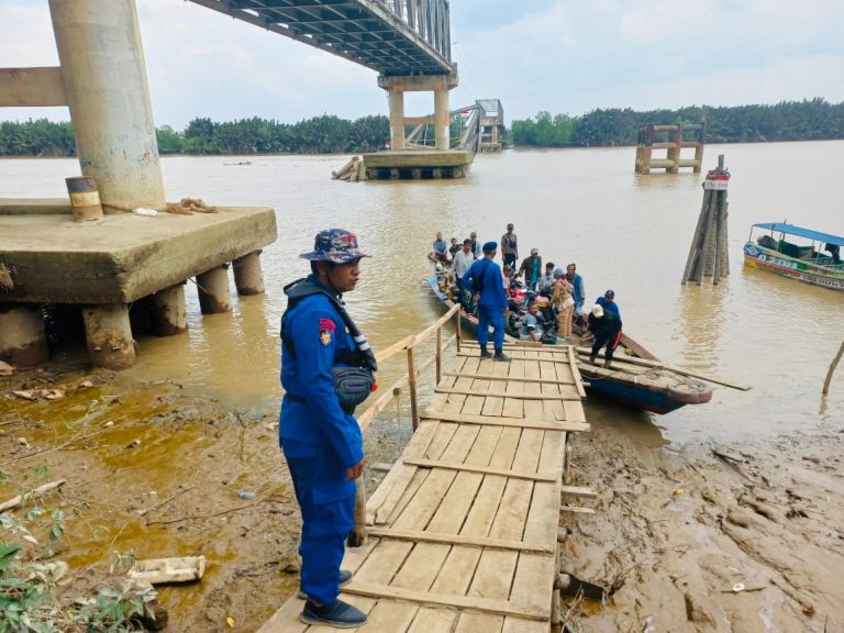 Jembatan Runtuh, Kapal Satpolairud Polres Muba Sigap Membantu Seberangkan Warga dan Anak Sekolah