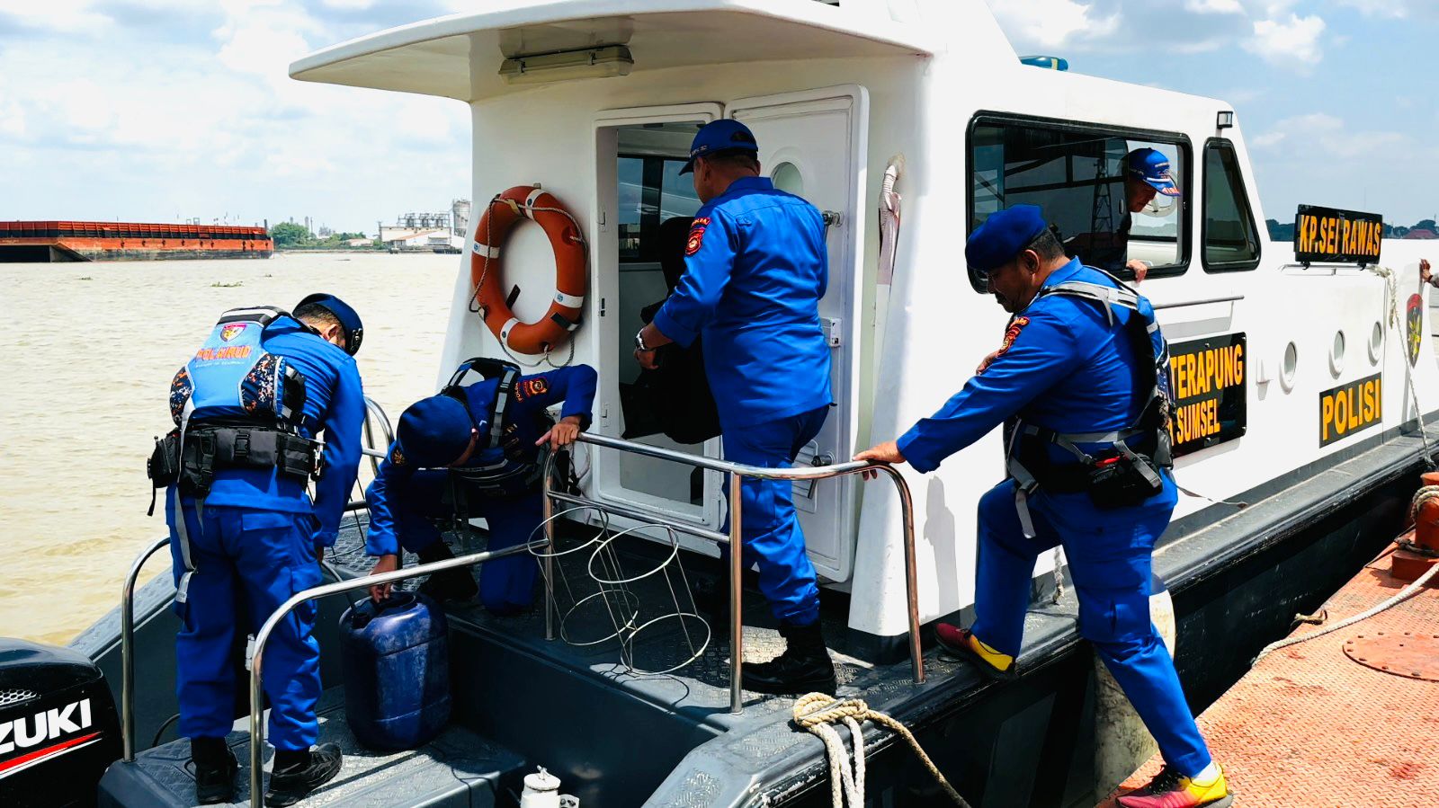 Jalankan Misi Kemanusiaan, Dirpolairud Polda Sumsel Lepas Keberangkatan KM LCT Sei Rawas ke Lalan