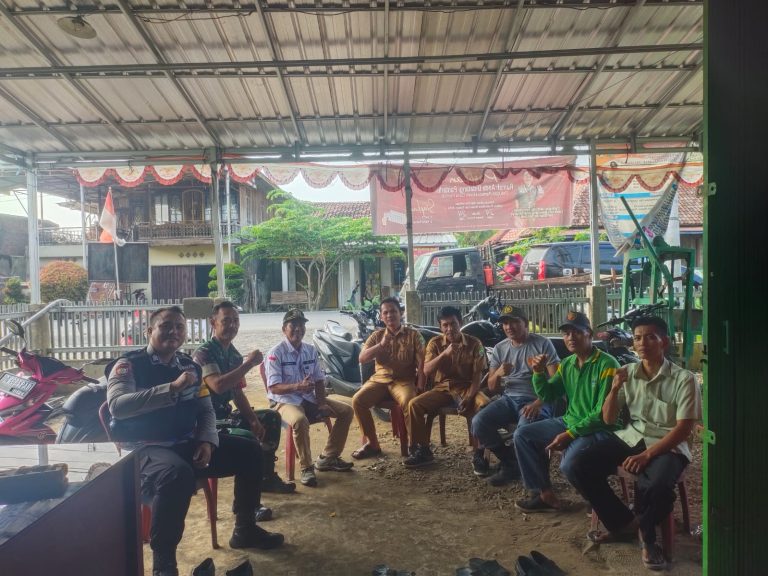 Kapolsek Tanah Abang, IPTU Arzuan SH, Menggelar kegiatan Jum’at Curhat di Desa Bumi Ayu