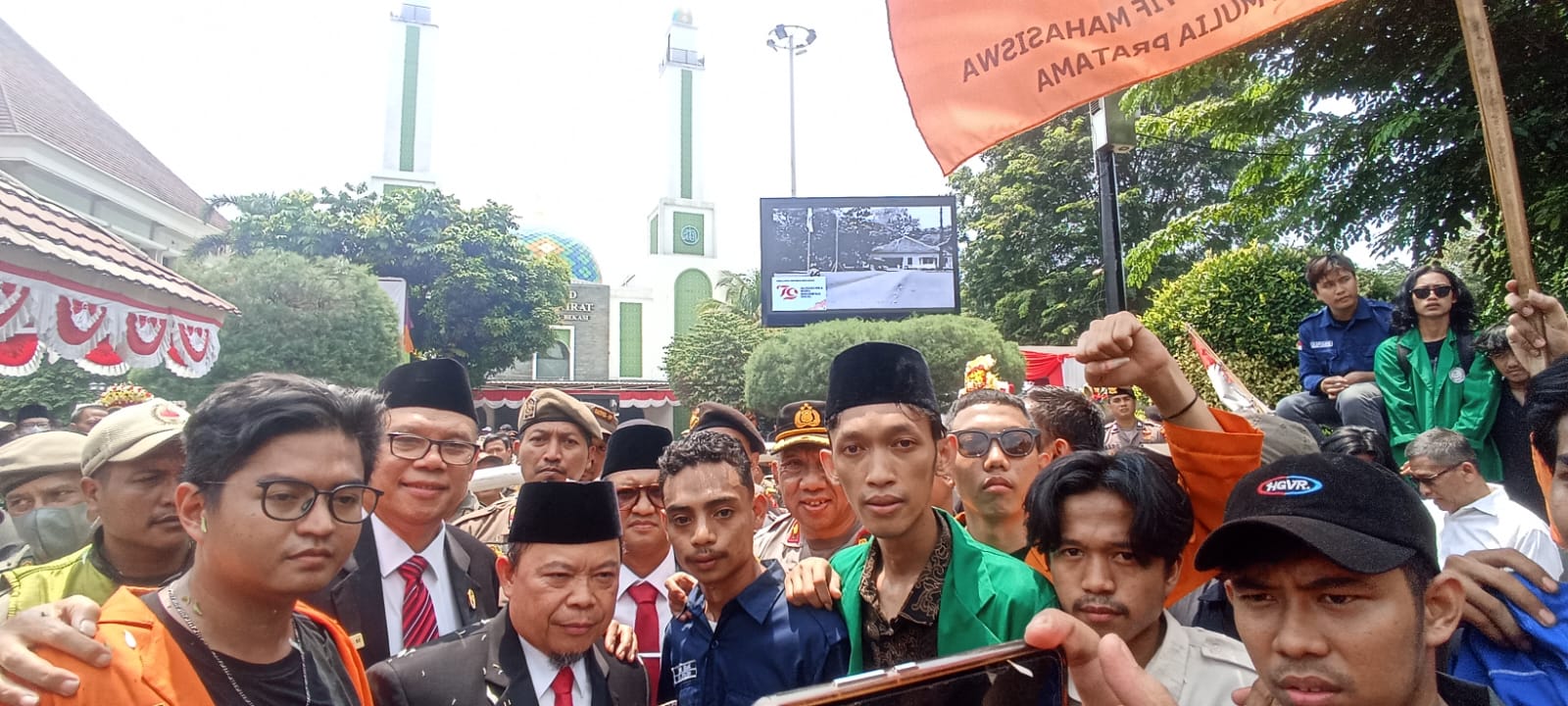 Aliansi Badan Eksekutif Mahasiswa se-Kota Bekasi melakukan aksi unjuk rasa di DPRD Kota Bekasi