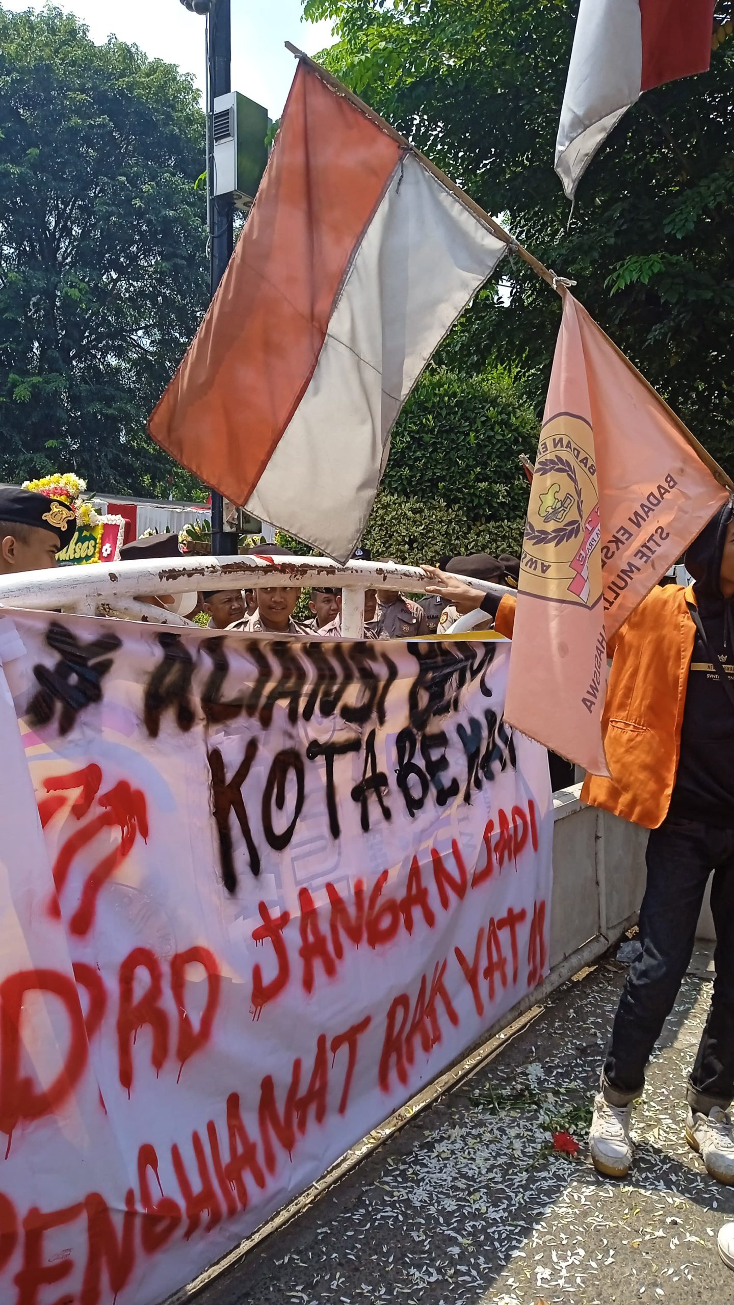 Aliansi Badan Eksekutif Mahasiswa se-Kota Bekasi melakukan aksi unjuk rasa di DPRD Kota Bekasi