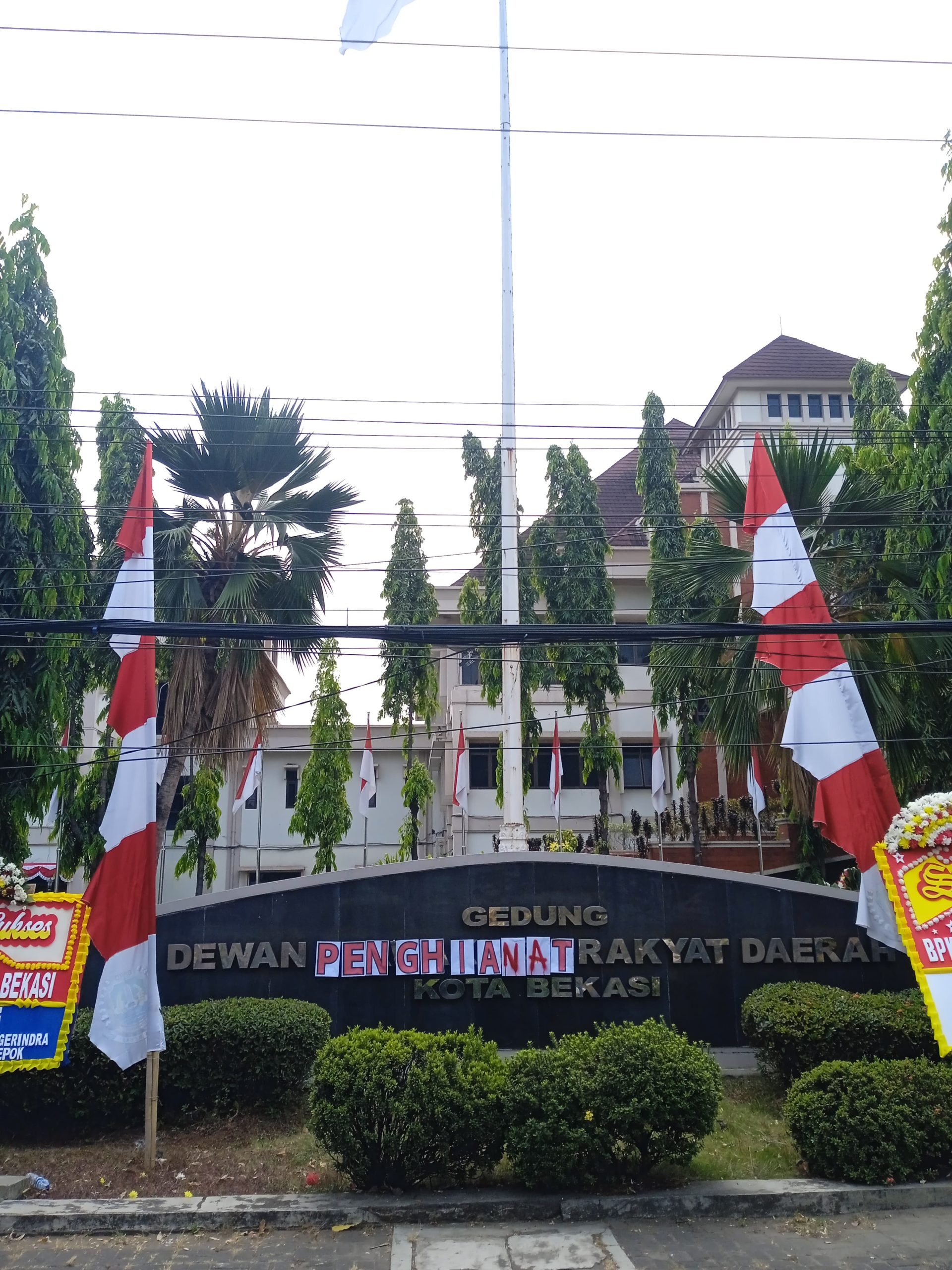 Aliansi Badan Eksekutif Mahasiswa se-Kota Bekasi melakukan aksi unjuk rasa di DPRD Kota Bekasi