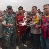 Pembagian Hadiah Turnamen Sepak Bola Kaki Antar Desa, Juara 1 Di Berikan Langsung Oleh Kapolsek Pante Bidari