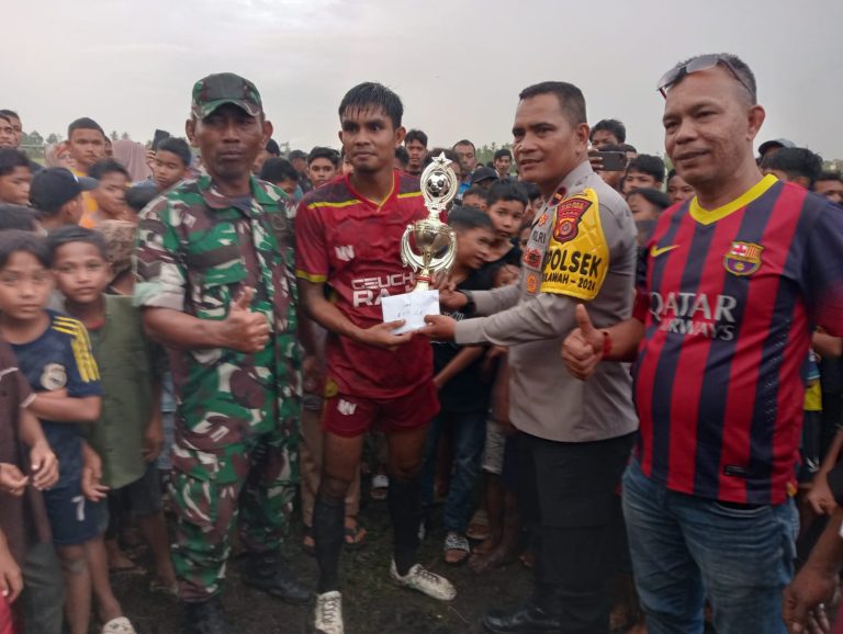 Pembagian Hadiah Turnamen Sepak Bola Kaki Antar Desa, Juara 1 Di Berikan Langsung Oleh Kapolsek Pante Bidari