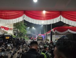 “Polrestabes Bandung Beserta Jajaran Nya Mengawal Aksi Demo Mahasiswa Di Depan Kantor DPRD Provinsi Jawa Barat”