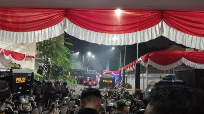 “Polrestabes Bandung Beserta Jajaran Nya Mengawal Aksi Demo Mahasiswa Di Depan Kantor DPRD Provinsi Jawa Barat”