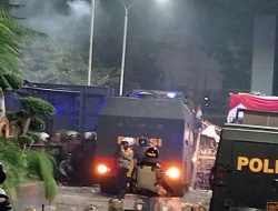 "Polrestabes Bandung Beserta Jajaran Nya Mengawal Aksi Demo Mahasiswa Di Depan Kantor DPRD Provinsi Jawa Barat"