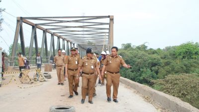 Tinjau Progres Perbaikan Jembatan Cipamingkis, Pj Bupati Dedy Berharap Rampung di Akhir September